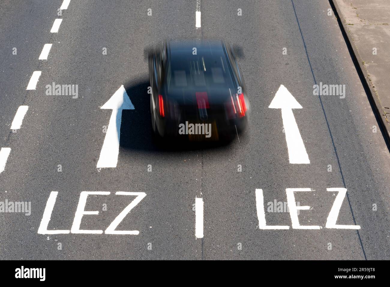 Glasgow, Scozia, Regno Unito. 31st maggio 2023. Il traffico attraversa le indicazioni stradali che indicano l'inizio della zona a basse emissioni (LEZ) nel centro di Glasgow. Esecuzione di t Foto Stock