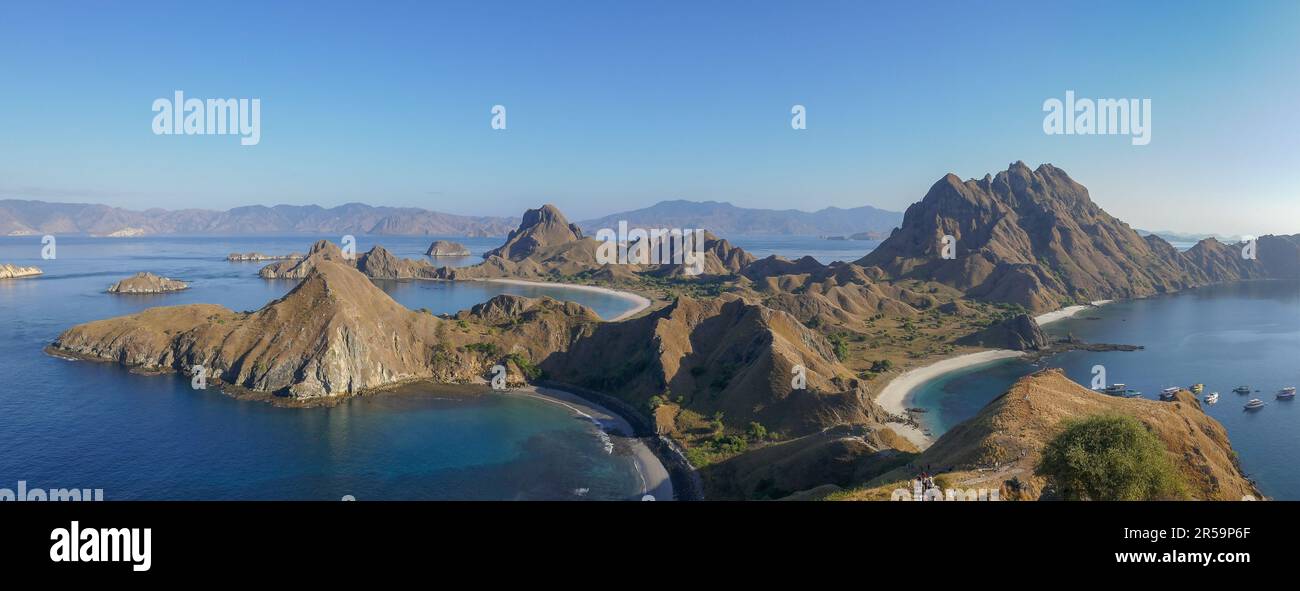 Spettacolare panorama mattutino dell'isola montagnosa di Padar nel Parco Nazionale di Komodo, Flores, East Nusa Tenggara, Indonesia Foto Stock