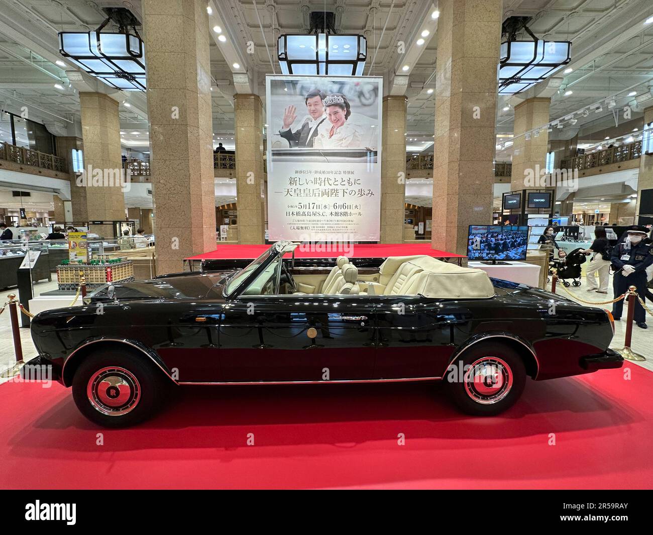 ROLLS-ROYCE CONVERTIBILE UTILIZZATO PER LA COPPIA IMPERIALE PER LA PARATA DI NOZZE PRESSO IL NEGOZIO DI PUNTA DI TAKASHIMAYA Foto Stock