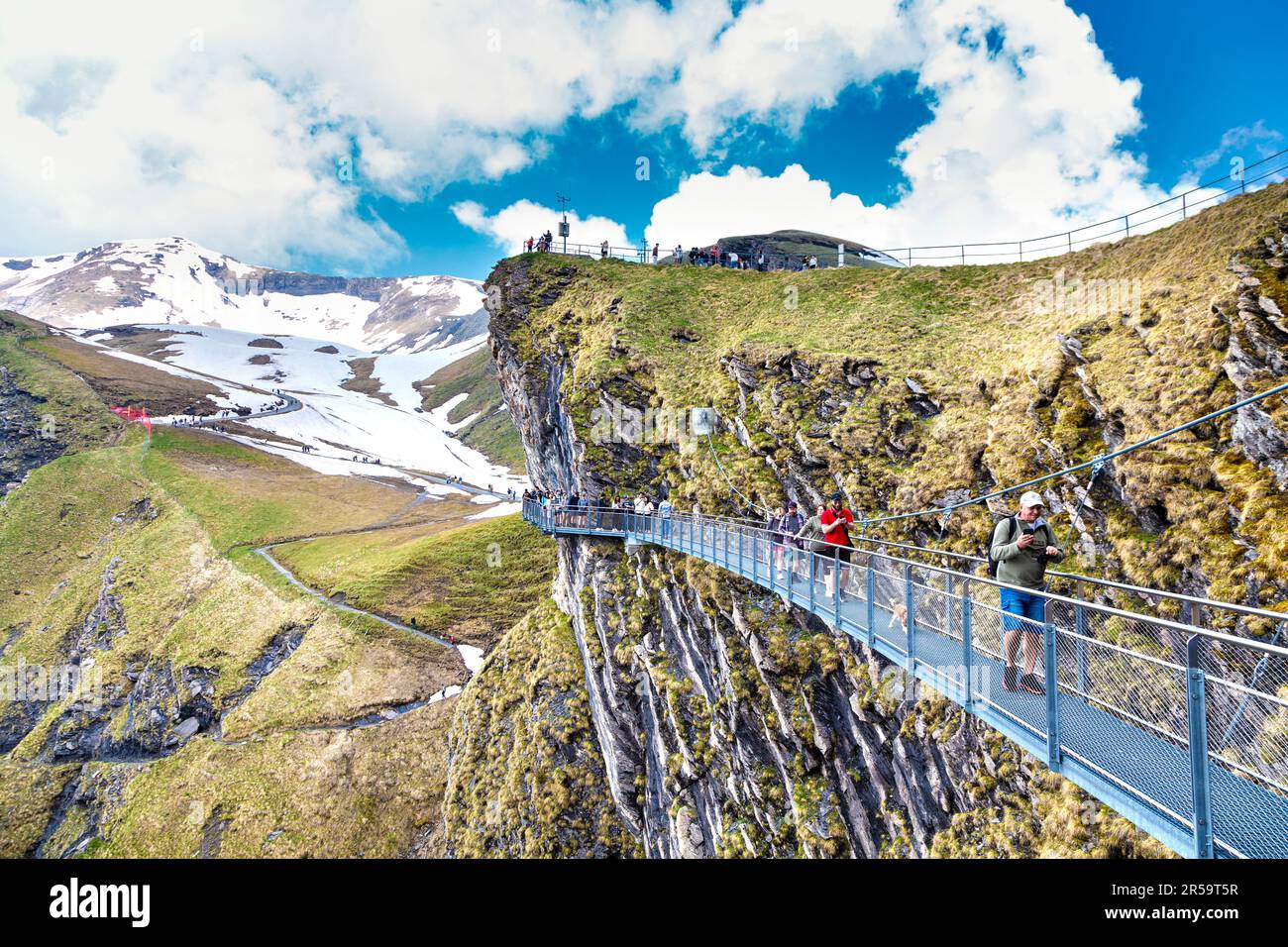 Persone che si trovano sulla prima Cliff Walk alla prima vetta della montagna, la Svizzera Foto Stock