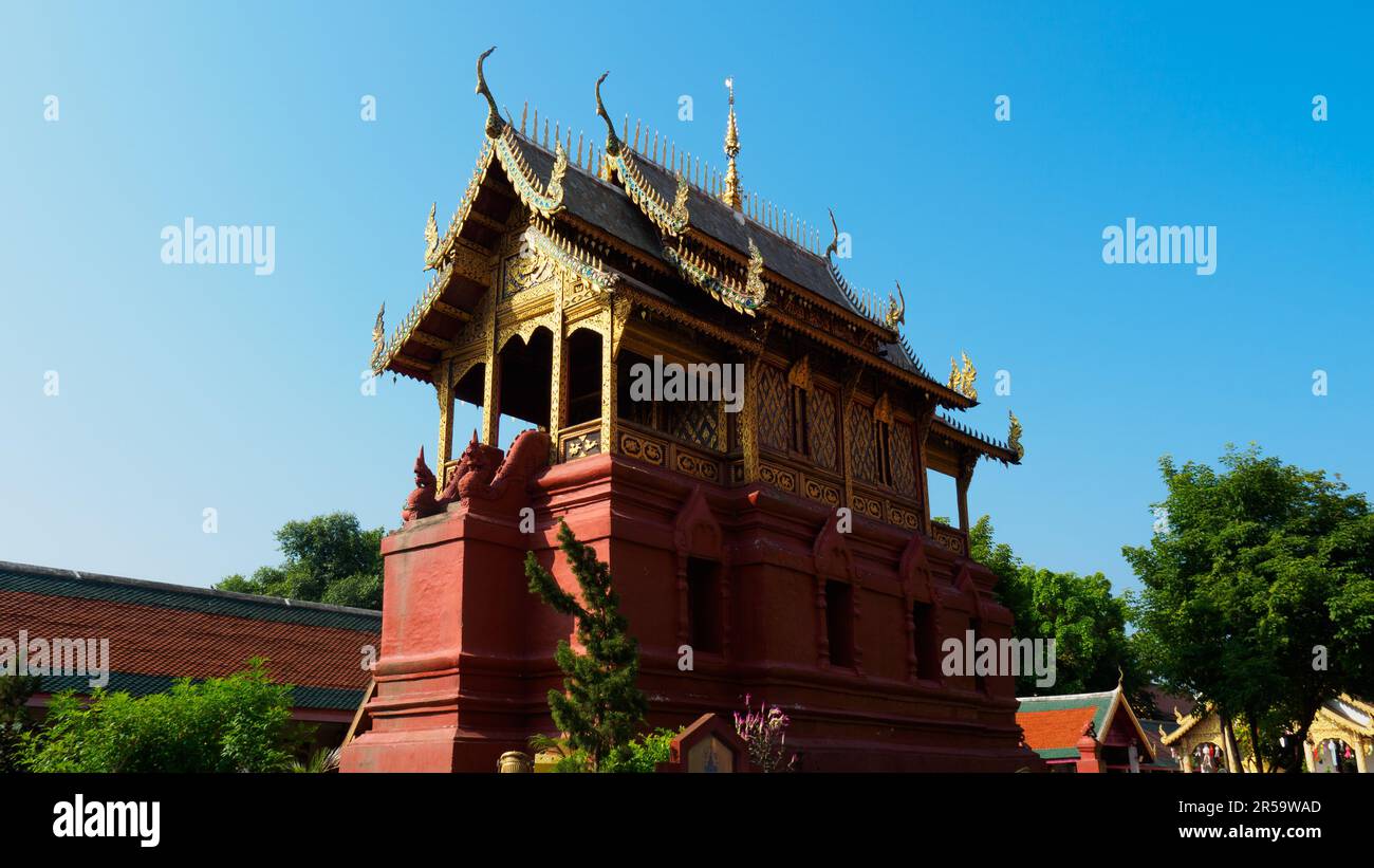 Lo stile architettonico di Hor Dhama è influenzato dall'arte di Lanna L'edificio conserva il copione di Tripitaka e un'immagine dorata di Buddha. Foto Stock