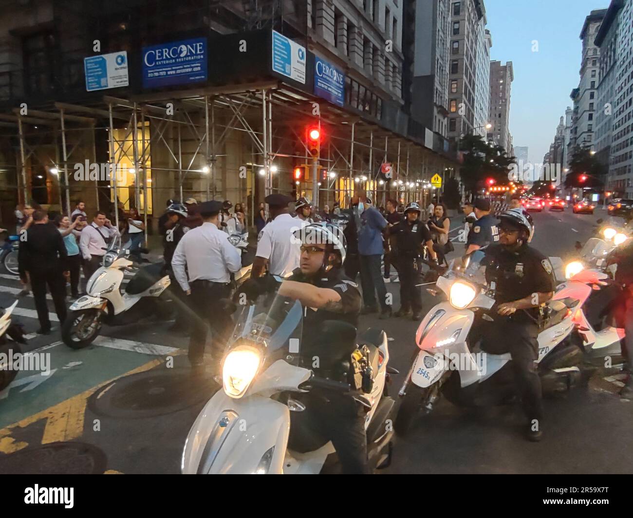 Union Square e Times Square, Manhattan, NY 10036, USA. Sono scoppiate intense dimostrazioni da Union Square a Times Square di Manhattan, in opposizione al sindaco Eric Adams - un ex ufficiale di polizia - e all'attuale capo della polizia di NYPD John Chell, il cui background in un precedente assassinio rimane una fonte di protesta pubblica. Le proteste pacifiche di oggi hanno innescato una risposta della polizia che sembrava sproporzionata in termini di forza proiettata, e negli arresti apparentemente ingiustificati di spettatori e dimostranti, che non sembravano aver superato i loro diritti pubblici di protesta in preda al mondo Foto Stock