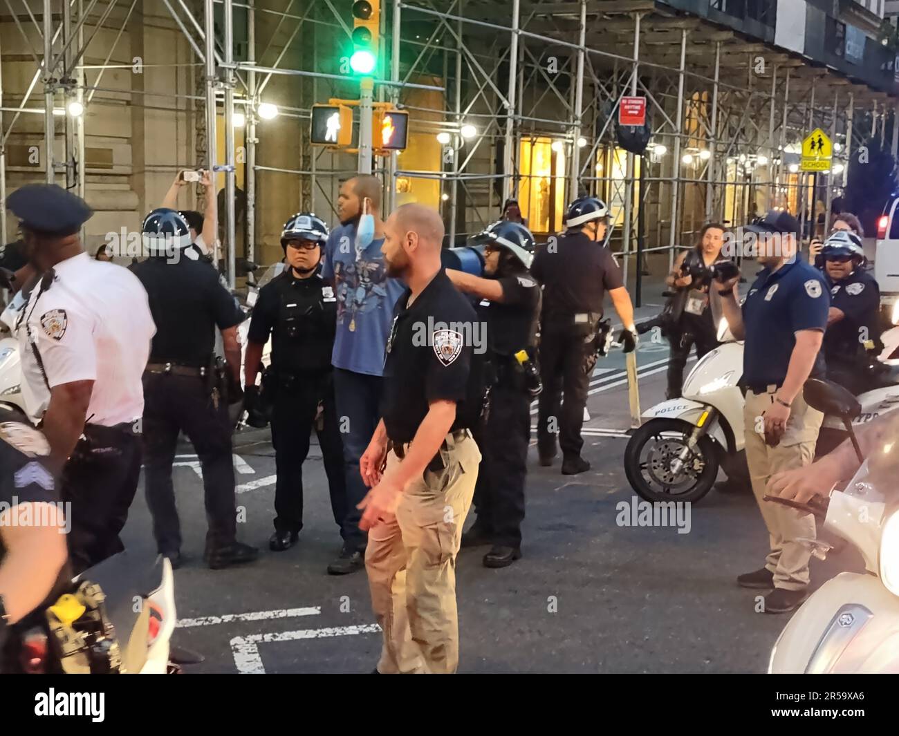 Union Square e Times Square, Manhattan, NY 10036, USA. Sono scoppiate intense dimostrazioni da Union Square a Times Square di Manhattan, in opposizione al sindaco Eric Adams - un ex ufficiale di polizia - e all'attuale capo della polizia di NYPD John Chell, il cui background in un precedente assassinio rimane una fonte di protesta pubblica. Le proteste pacifiche di oggi hanno innescato una risposta della polizia che sembrava sproporzionata in termini di forza proiettata, e negli arresti apparentemente ingiustificati di spettatori e dimostranti, che non sembravano aver superato i loro diritti pubblici di protesta in preda al mondo Foto Stock