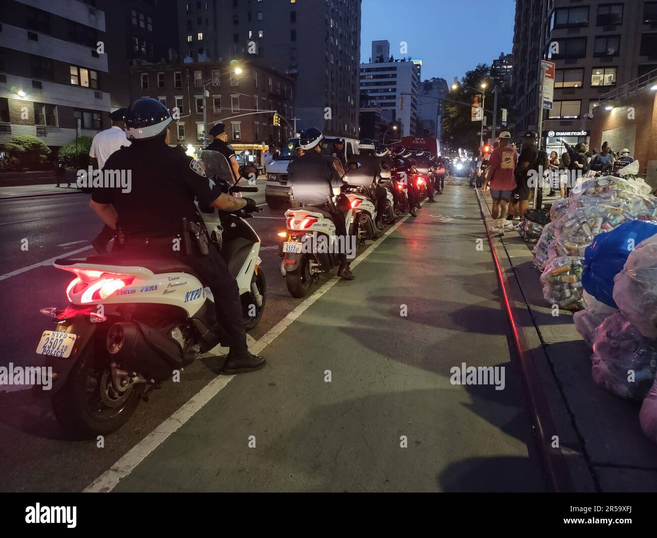 Union Square e Times Square, Manhattan, NY 10036, USA. Sono scoppiate intense dimostrazioni da Union Square a Times Square di Manhattan, in opposizione al sindaco Eric Adams - un ex ufficiale di polizia - e all'attuale capo della polizia di NYPD John Chell, il cui background in un precedente assassinio rimane una fonte di protesta pubblica. Le proteste pacifiche di oggi hanno innescato una risposta della polizia che sembrava sproporzionata in termini di forza proiettata, e negli arresti apparentemente ingiustificati di spettatori e dimostranti, che non sembravano aver superato i loro diritti pubblici di protesta in preda al mondo Foto Stock