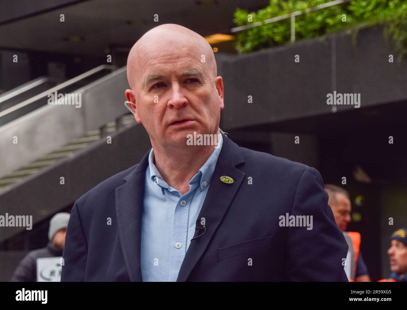 Londra, Regno Unito. 2nd giugno 2023. Il Segretario Generale della RMT Mick Lynch fornisce un'intervista alla linea picket fuori dalla stazione di Euston mentre gli scioperi ferroviari continuano. Credit: Vuk Valcic/Alamy Live News Foto Stock