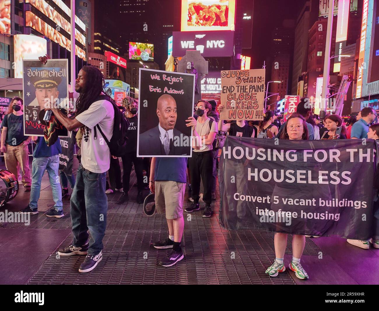 Union Square e Times Square, Manhattan, NY 10036, USA. Sono scoppiate intense dimostrazioni da Union Square a Times Square di Manhattan, in opposizione al sindaco Eric Adams - un ex ufficiale di polizia - e all'attuale capo della polizia di NYPD John Chell, il cui background in un precedente assassinio rimane una fonte di protesta pubblica. Le proteste pacifiche di oggi hanno innescato una risposta della polizia che sembrava sproporzionata in termini di forza proiettata, e negli arresti apparentemente ingiustificati di spettatori e dimostranti, che non sembravano aver superato i loro diritti pubblici di protesta in preda al mondo Foto Stock