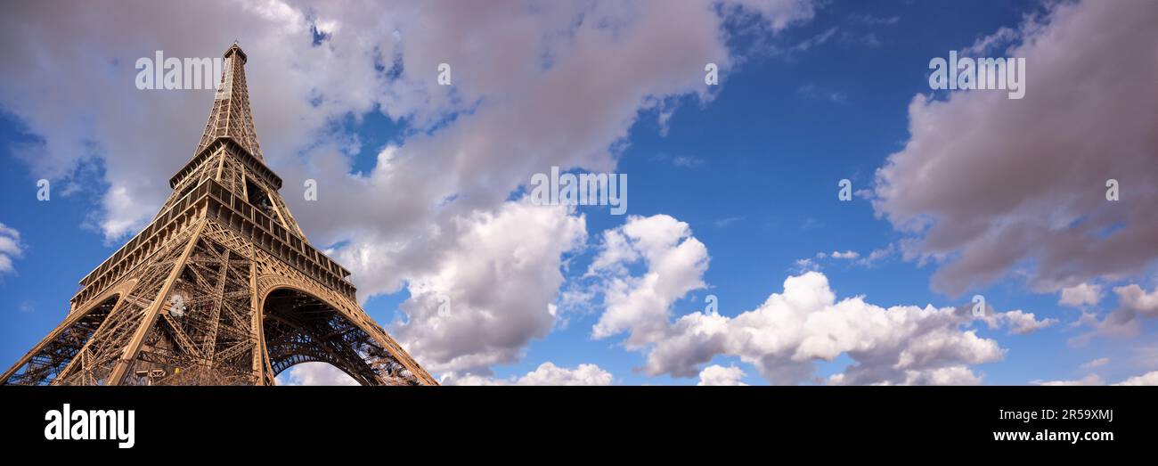 La Torre Eiffel sullo sfondo del cielo panoramico, banner web di Parigi Francia Foto Stock