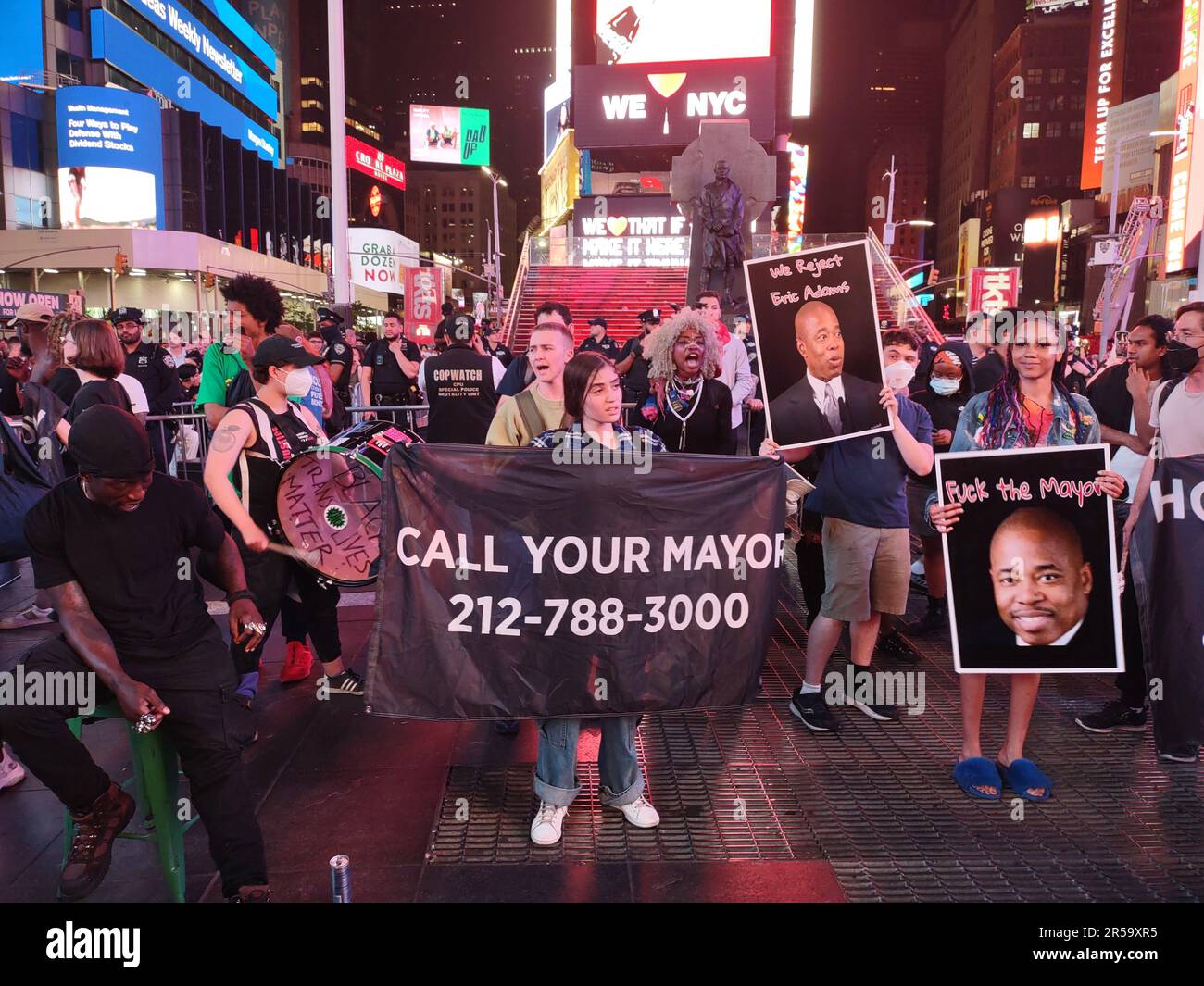 Union Square e Times Square, Manhattan, NY 10036, USA. Sono scoppiate intense dimostrazioni da Union Square a Times Square di Manhattan, in opposizione al sindaco Eric Adams - un ex ufficiale di polizia - e all'attuale capo della polizia di NYPD John Chell, il cui background in un precedente assassinio rimane una fonte di protesta pubblica. Le proteste pacifiche di oggi hanno innescato una risposta della polizia che sembrava sproporzionata in termini di forza proiettata, e negli arresti apparentemente ingiustificati di spettatori e dimostranti, che non sembravano aver superato i loro diritti pubblici di protesta in preda al mondo Foto Stock