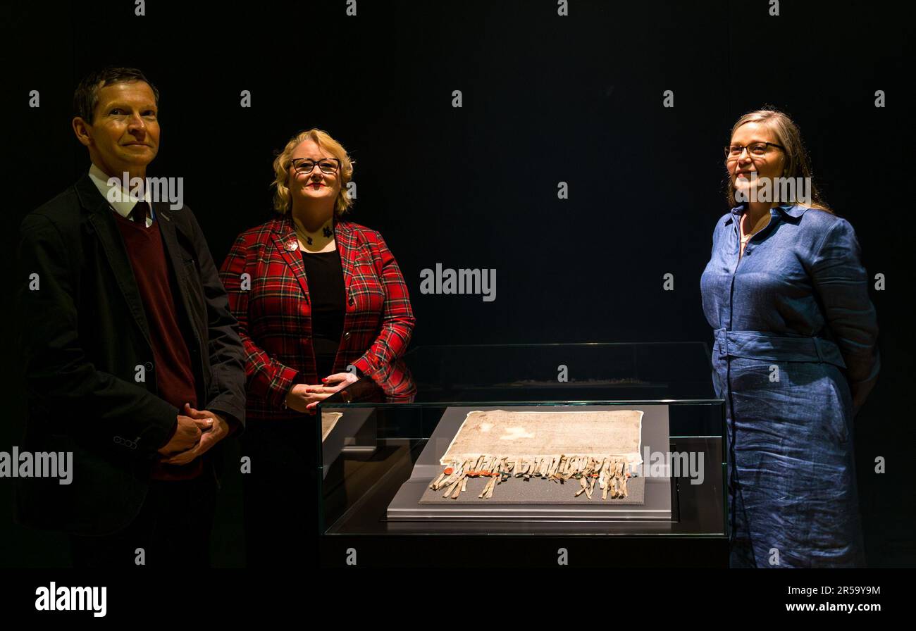 National Museum of Scotland, Edimburgo, Scozia, Regno Unito, 2nd giugno 2023. Dichiarazione di Arbroath: Non visto per 18 anni, il fragile documento di 703 anni va in mostra al pubblico per un mese. Nella foto: Dr Alan Borthwick (responsabile della documentazione nazionale scozzese della Medieval and Early Modern Records), Christina McKelvie (Ministro della cultura, dell'Europa e dello sviluppo internazionale), Dr Alice Blackwell (Senior Curator Medieval Archaeology and History NMS). Credit: Sally Anderson/Alamy Live News Foto Stock