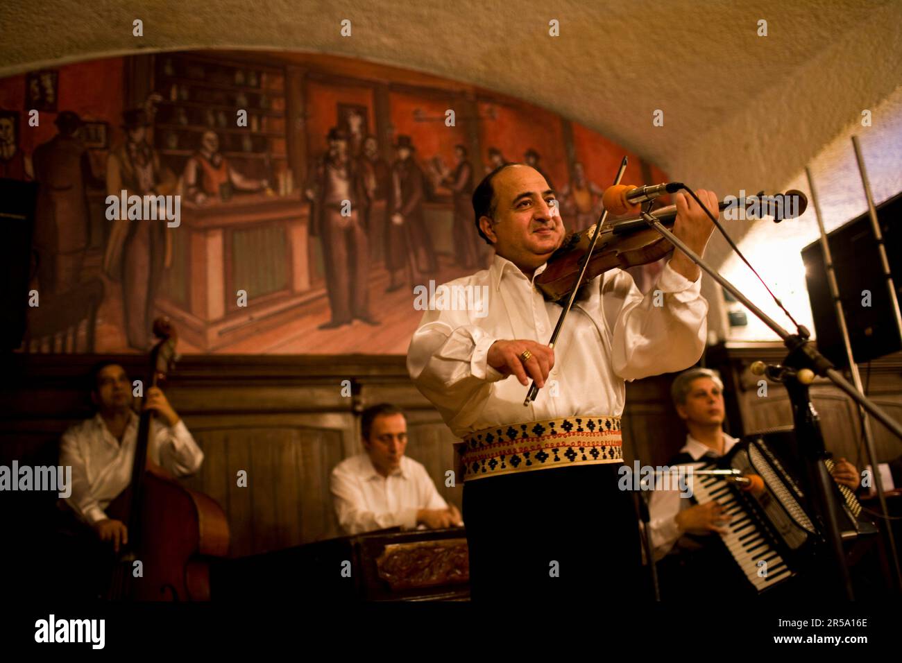 Una band tradizionale intrattiene i clienti durante la cena e le bevande al Caru Cu Bere, o al 'Wagon della birra' nel quartiere Lipscani di Bucarest, Romania. Foto Stock