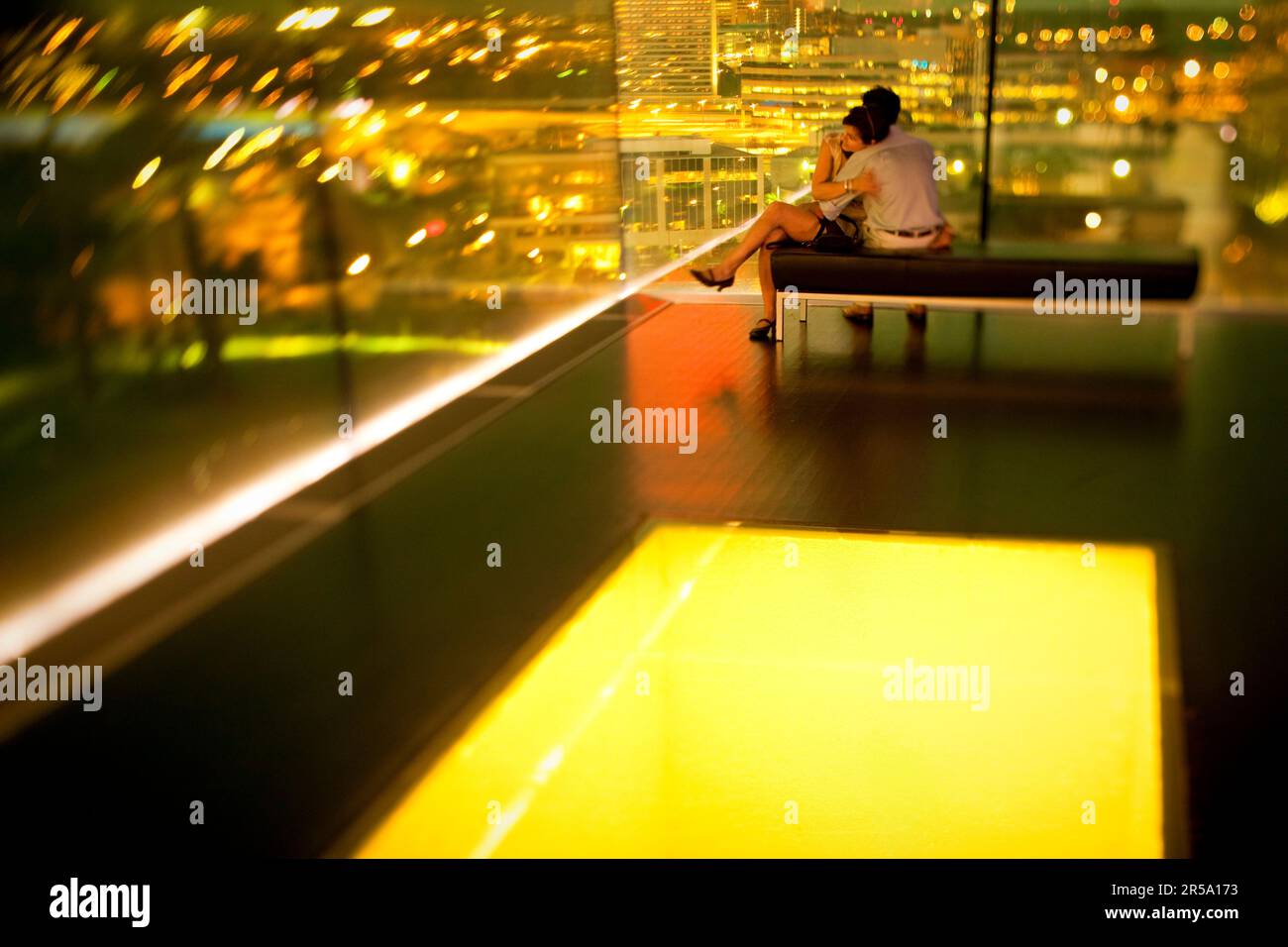 Una coppia abbraccia nella lobby del teatro Dowling Studio presso il Guthrie Theater a Minneapolis, Minnesota. Foto Stock