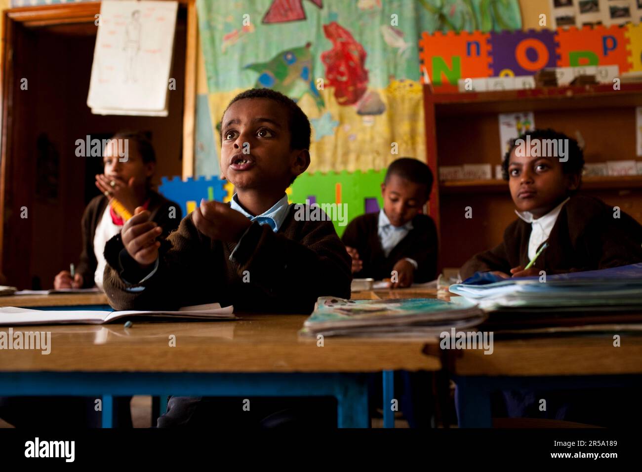 I bambini usano la lingua dei segni in una scuola per sordi ad Addis Abeba, Etiopia. Foto Stock