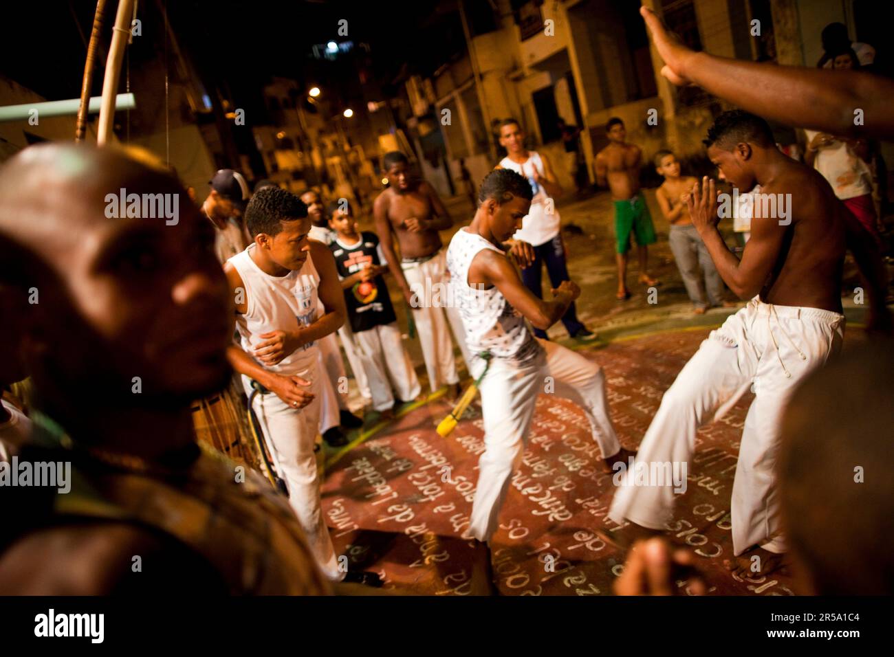 I giovani brasiliani si spostano al ritmo durante una strada capoeira roda a Salvador, Brasile. Foto Stock