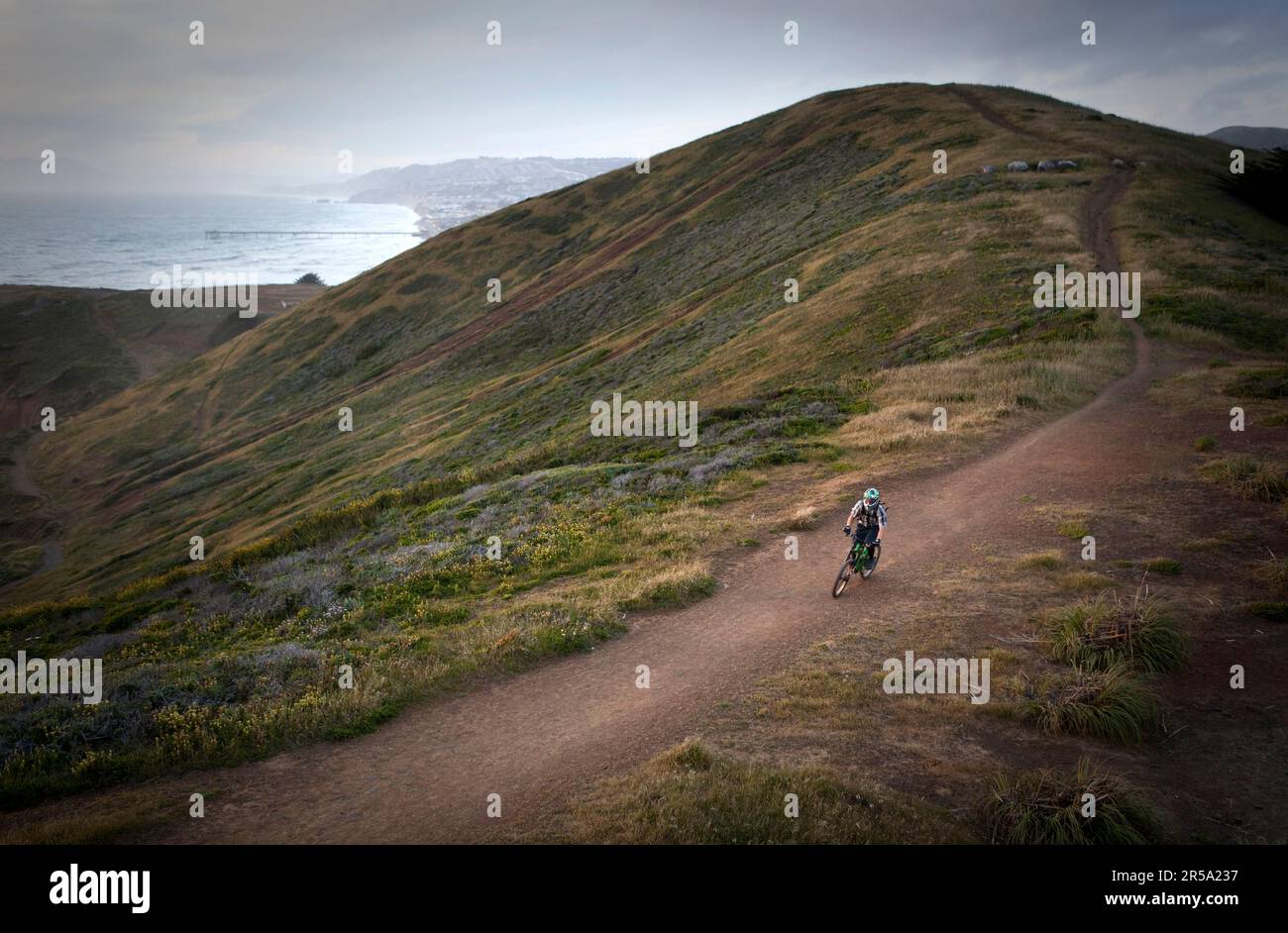 Un mountain bike percorre un sentiero a pacifica, CA. Foto Stock