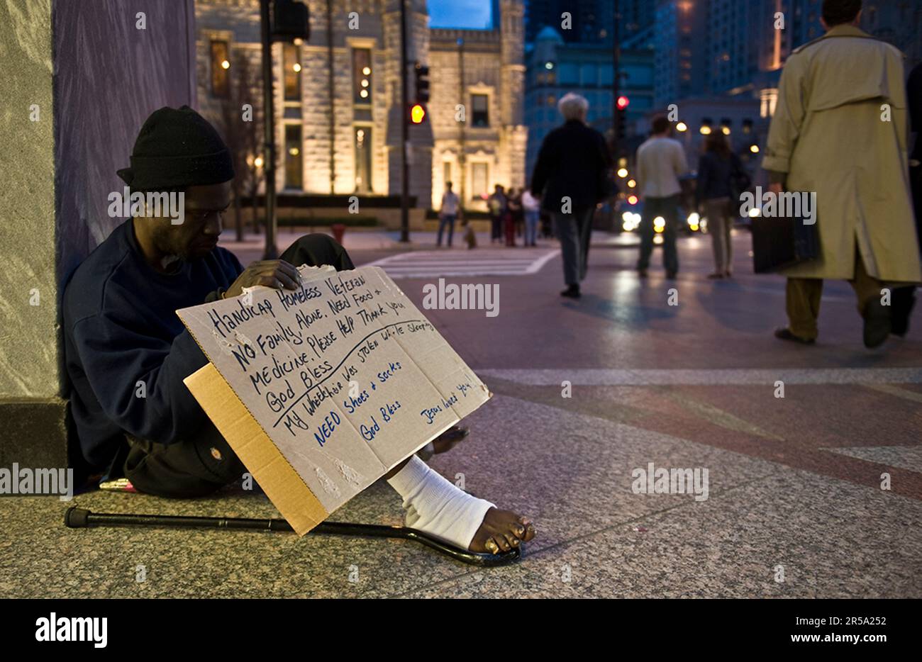 Un uomo senza casa a Chicago che chiede denaro su Michigan Ave. Foto Stock