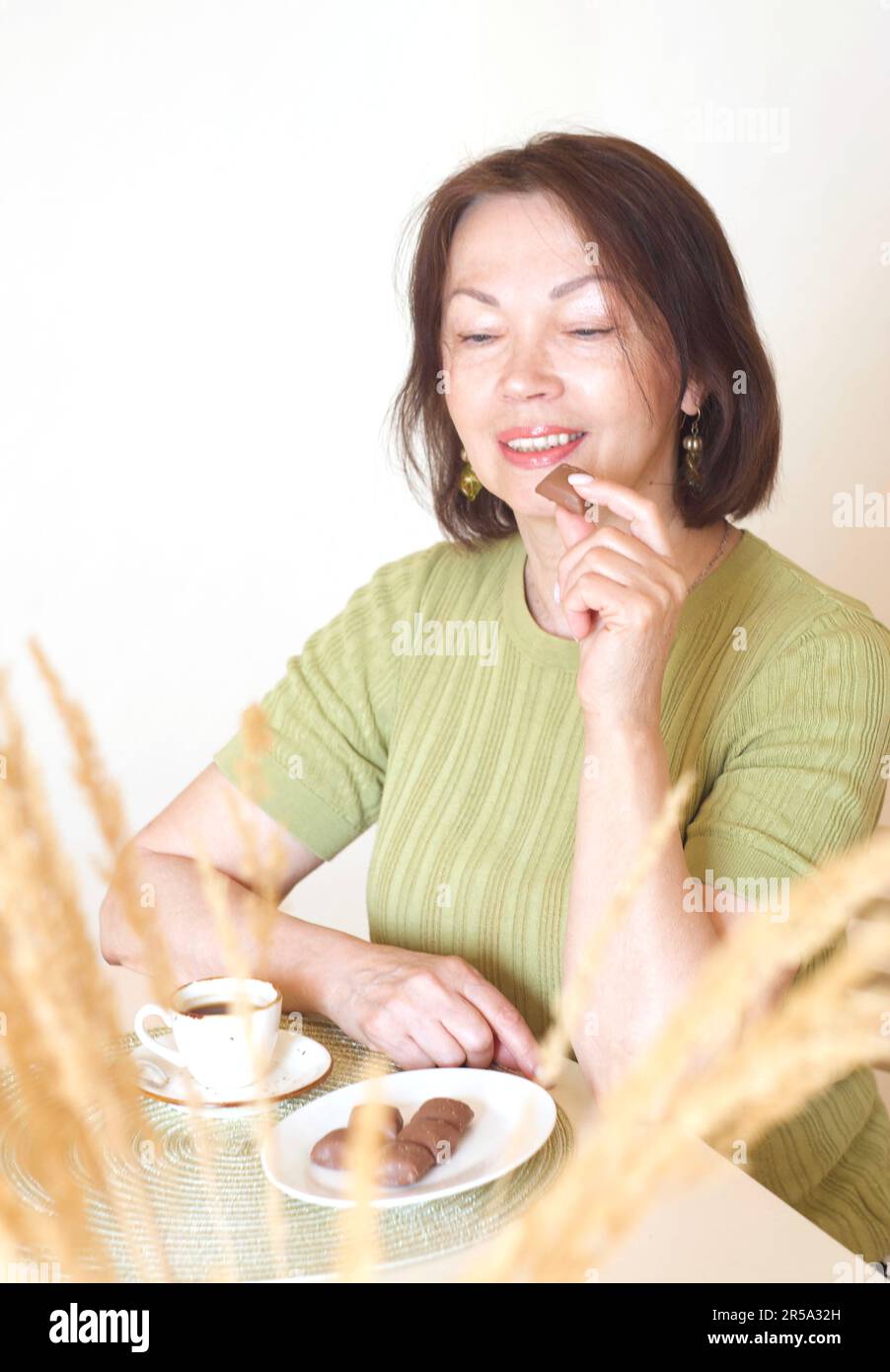 Donna che ama il cioccolato al latte a casa Foto Stock