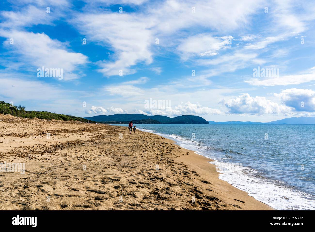 Spiaggia sabbiosa nel Parco Rimigliano, area protetta nel comune di San Vincenzo, Toscana, Italia, con due persone a piedi Foto Stock