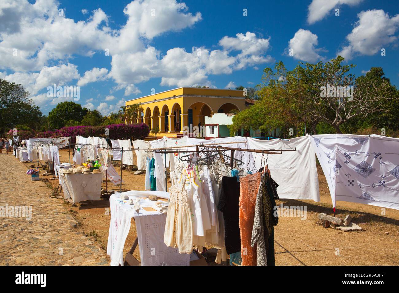 Tipico mercato cubano vicino alla vecchia torre di schiavitù di Manaca Iznaga ne Foto Stock