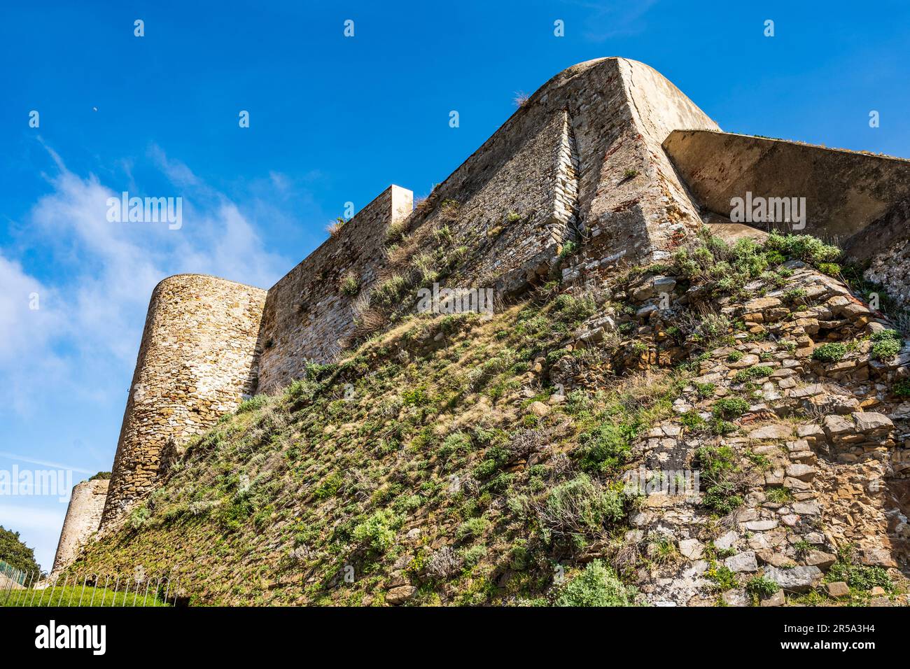 Le mura di Leonardo, una fortificazione progettata da Leonardo da Vinci all'inizio del XVI secolo, accanto al Museo Archeologico di Piombino, Toscana, Italia Foto Stock