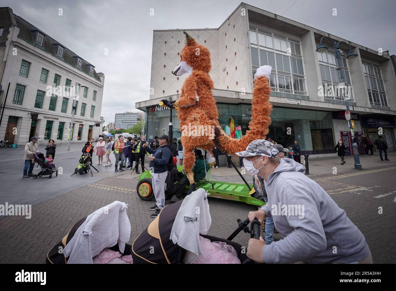 Londra, Regno Unito. 2nd giugno 2023. Farrah The Fox, un burattino alto cinque metri su uno scooter gigante, parte a Woolwich per celebrare le strade alte dell’Inghilterra quest’estate. Parte di Ciao! Street Fest by Historic England, un'importante commissione nazionale con Emergency Exit Arts che riunisce le persone per celebrare ciò che è speciale delle nostre strade alte. Credit: Guy Corbishley/Alamy Live News Foto Stock