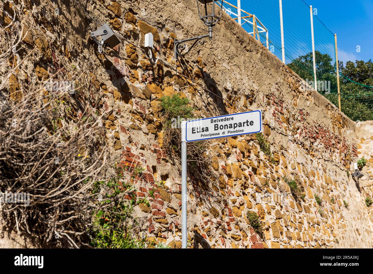 Cartello stradale con indicazione "Belvedere Elisa Bonaparte" accanto al Museo Archeologico e alle Mura di Leonardo, a Piombino, Toscana, Italia Foto Stock