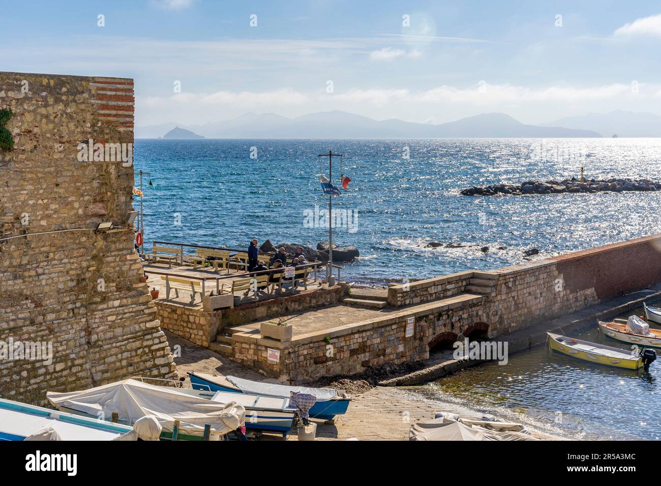 La Marina di Piombino con barche da pesca ormeggiate, Provincia di Livorno Toscana, Italia Foto Stock