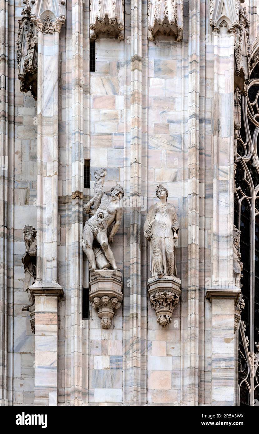 Sculture in marmo e altre decorazioni nella parte posteriore del Duomo di Milano, regione Lombardia, Italia Foto Stock