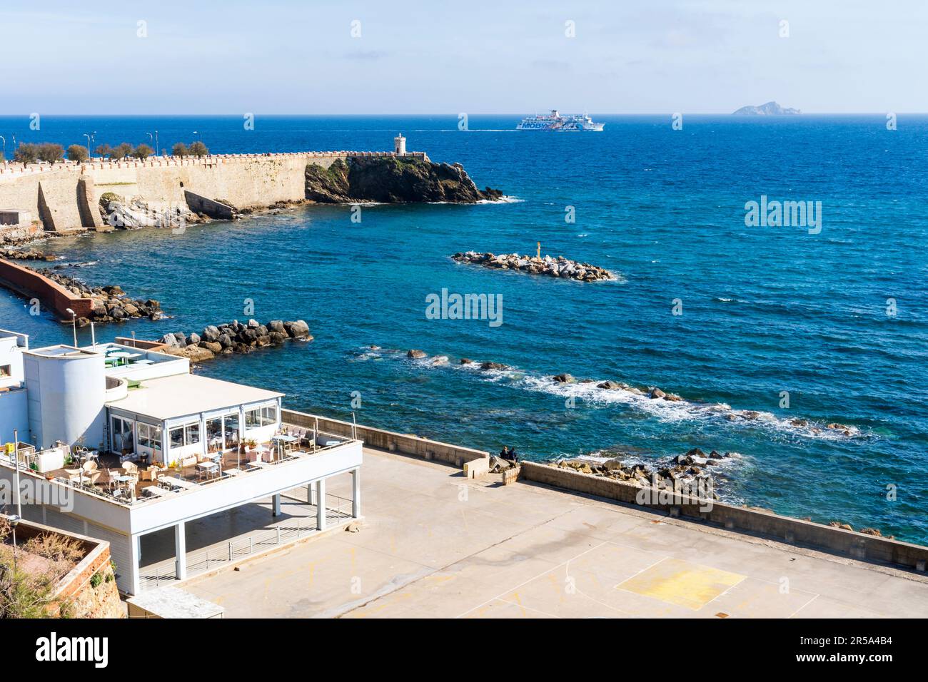 Piazza Bovio si estendeva nel Mar Mediterraneo, nel centro di Piombino, in provincia di Livorno Toscana Foto Stock