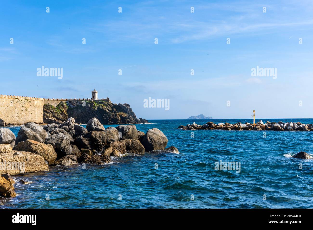 Piazza Bovio si estendeva nel Mar Mediterraneo, nel centro di Piombino, in provincia di Livorno Toscana Foto Stock