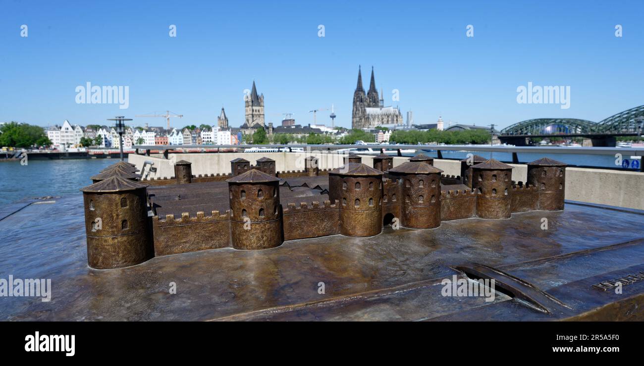 Modello del forte Deutz Divitia dell'epoca romana su Kennedy-Ufer a Colonia-Deutz di fronte al paesaggio urbano della città vecchia di Colonia Foto Stock