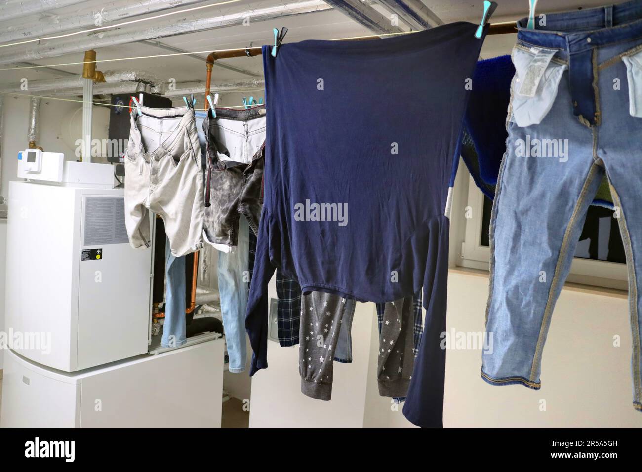 Lavanderia in clothesline in un locale caldaia, Germania Foto Stock