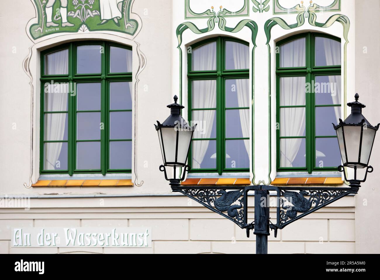 Vecchie lampade di strada di fronte alla facciata con pittura art nouveau, Germania, Meclemburgo-Pomerania occidentale, Wismar Foto Stock