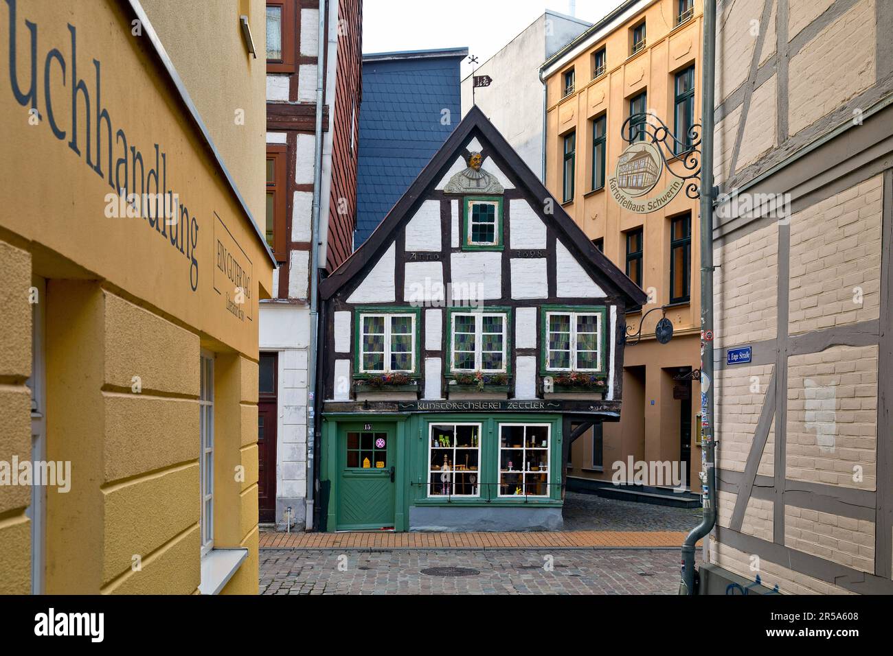 Zettler Haus, piccola casa a graticcio dal 1698 nel centro storico, Germania, Meclemburgo-Pomerania occidentale, Schwerin Foto Stock