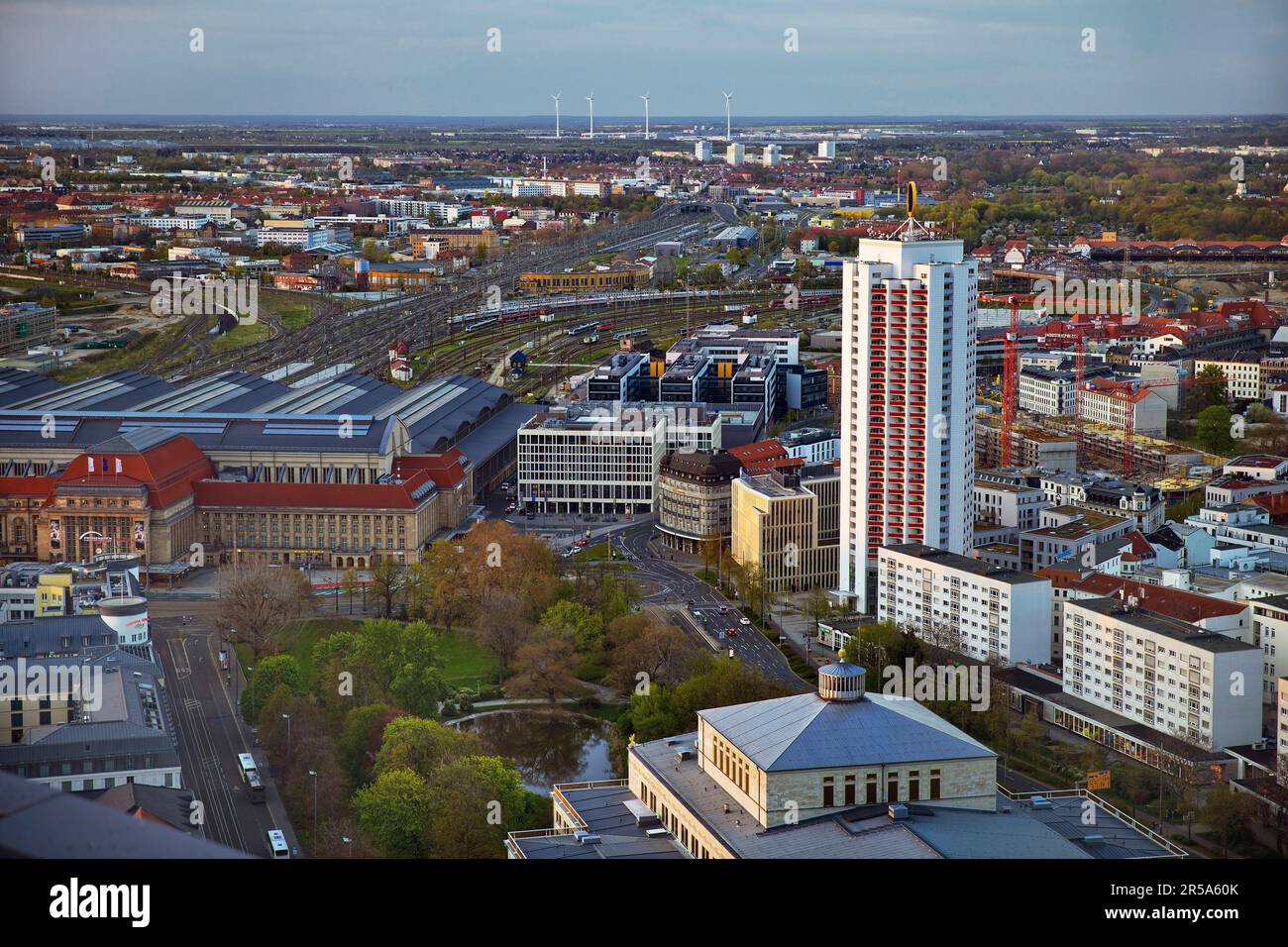 Panorama della città, vista dal City-Hochhaus di Lipsia al Wintergartenhochhaus con il teatro dell'opera e la stazione ferroviaria principale, Germania, Sassonia, Foto Stock