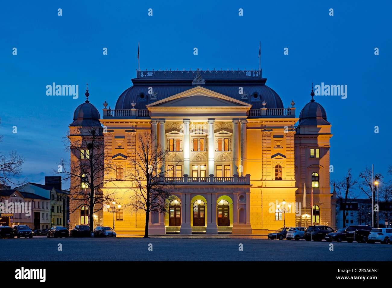 Teatro Statale del Meclemburgo-Pomerania occidentale illuminato in serata, Big House, Germania, Meclemburgo-Pomerania occidentale, Schwerin Foto Stock