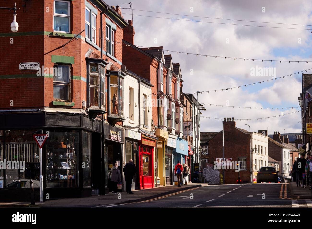 Macclesfield, Cheshire. Negozi indipendenti a Chestergate nel centro della città, Foto Stock