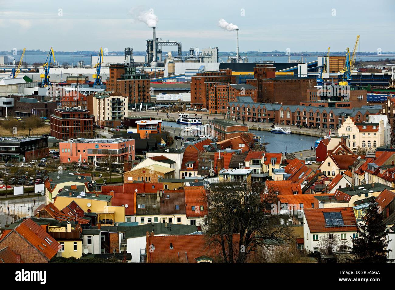 Panorama della città con il Porto Vecchio, Città anseatica di Wismar, Germania, Meclemburgo-Pomerania occidentale, Wismar Foto Stock