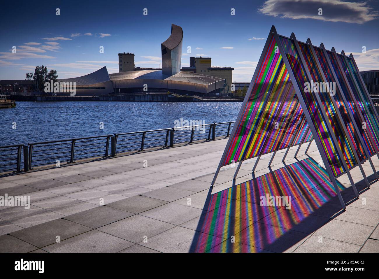 Struttura artistica a piedi, sul lungomare di MediaCityUK Liz West attraverso il corridoio triangolare n° 4 di esposizione permanente di luce Foto Stock