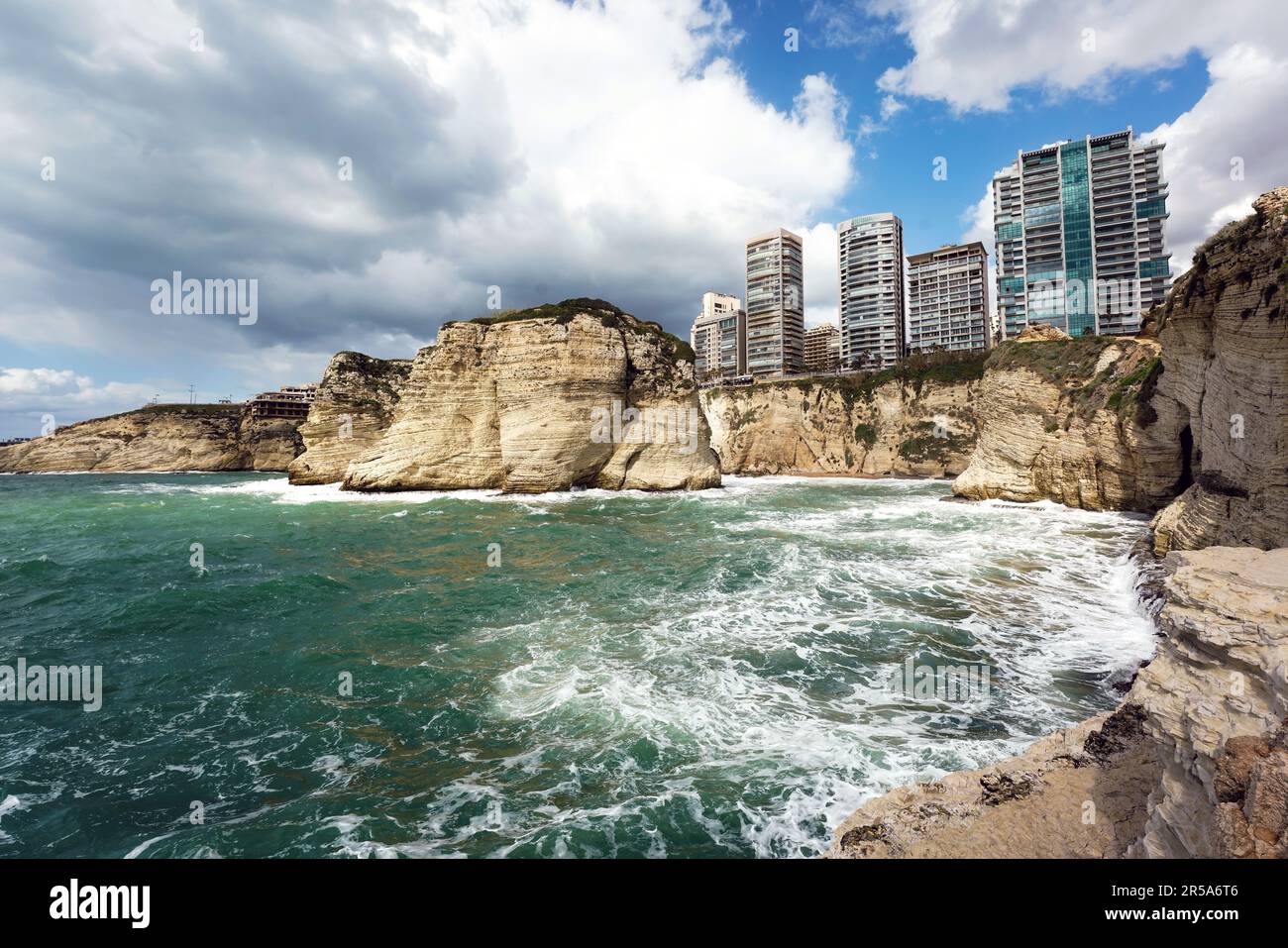 Blick von einer Landzunge über den Pigeons Rock auf die modernen Appartments an der Corniche in Beirut, Libanon, 30.3.2023 Foto Stock