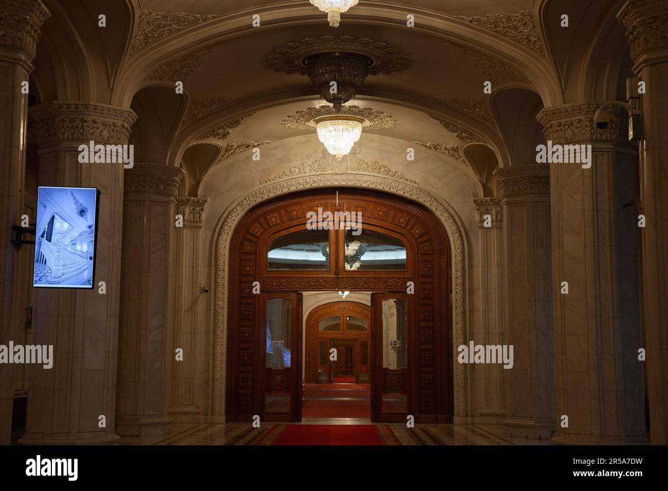 Immagine dell'interno del palazzo rumeno del parlamento, con particolare attenzione alle grandi porte in legno. Il Palazzo del Parlamento, conosciuto anche come il Repu Foto Stock