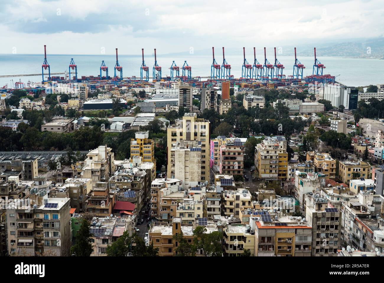 Beirut, Libanon: Blick vom Dach des Hopital Libanais Geitaoui auf die Stadt und den Hafen. 30.3.2023 Foto Stock