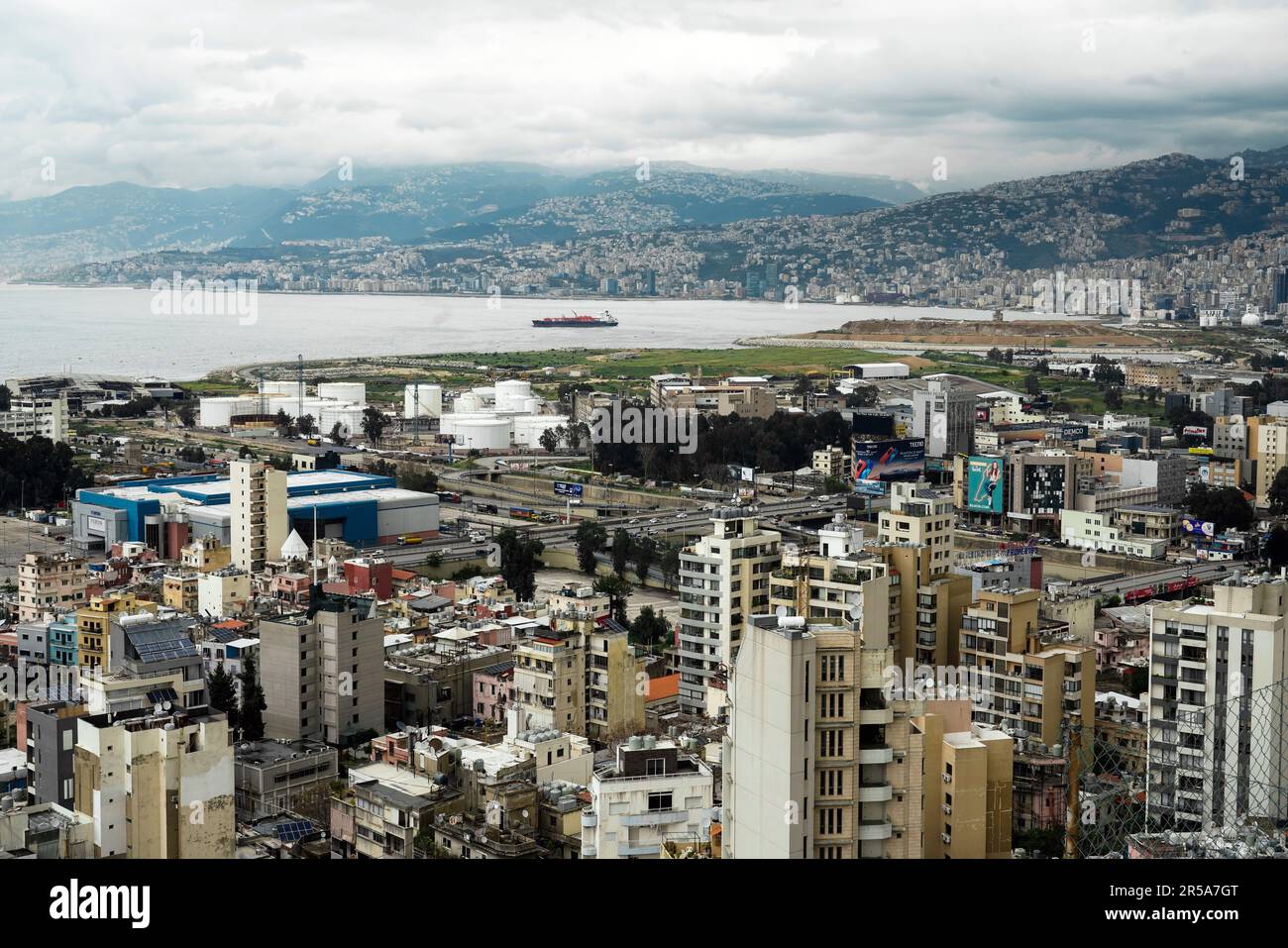 Beirut, Libanon: Blick vom Dach des Hopital Libanais Geitaoui auf die Stadt und den Hafen. 30.3.2023 Foto Stock
