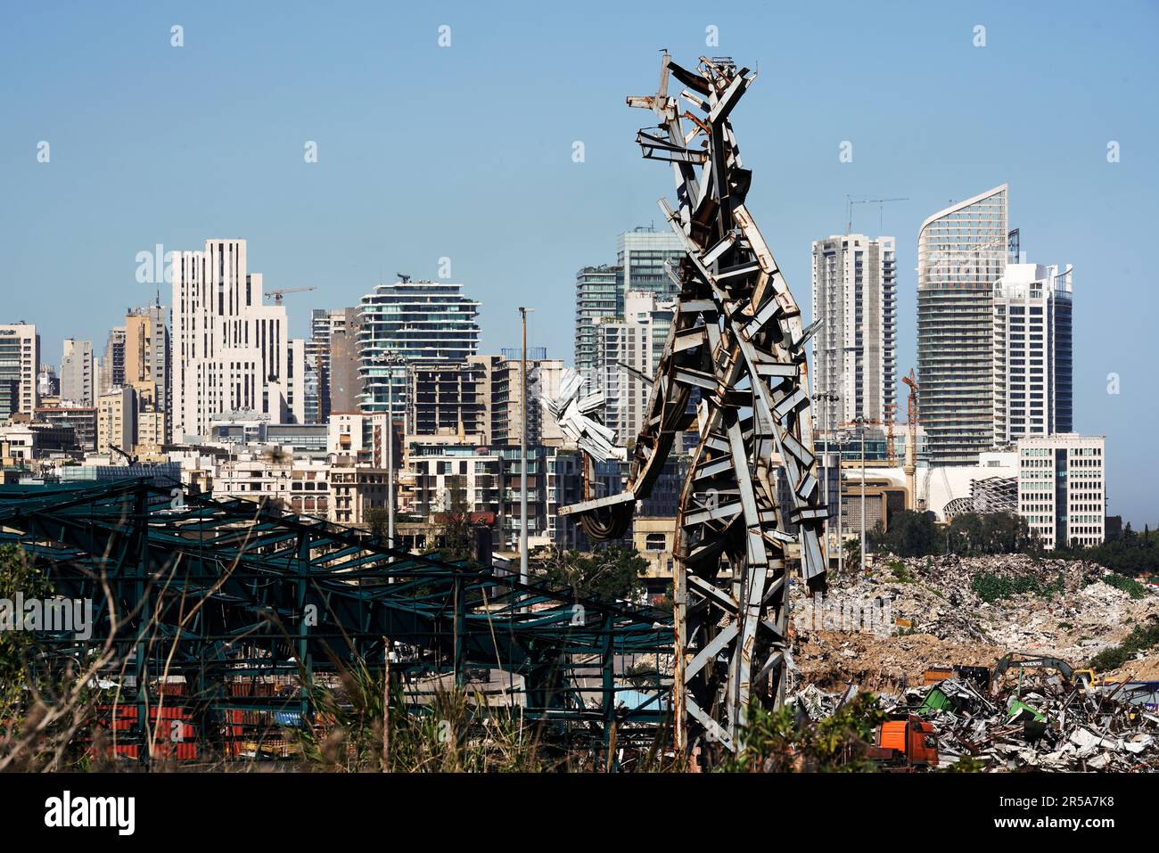 Beirut, Libanon: Hochhäuser der Innenstadt von Beirut hinter einer Stahlskulptur des Künstlers Nadim Karam zum Gedenken an die Opfer der tödlichen explosion vom 4,8.2020, gefertigt aus dem Schrot der gewaltigen explosion von 2,750 Tonben Ammoniumnitrat, die im Hafen gelagert waren Foto Stock