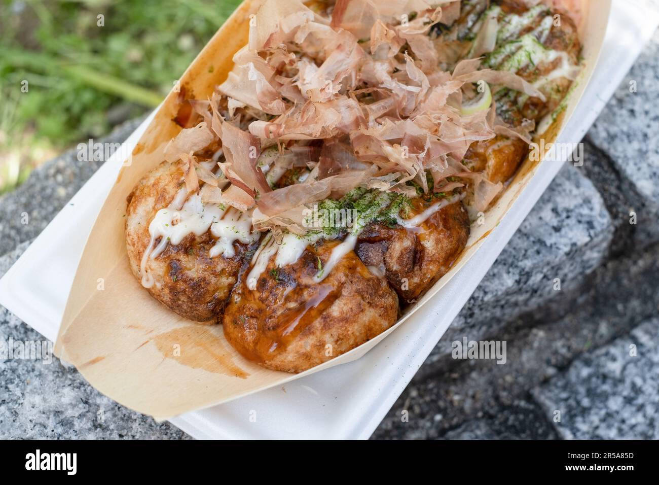 Takoyaki, cibo di strada a Osaka, Giappone. Foto Stock