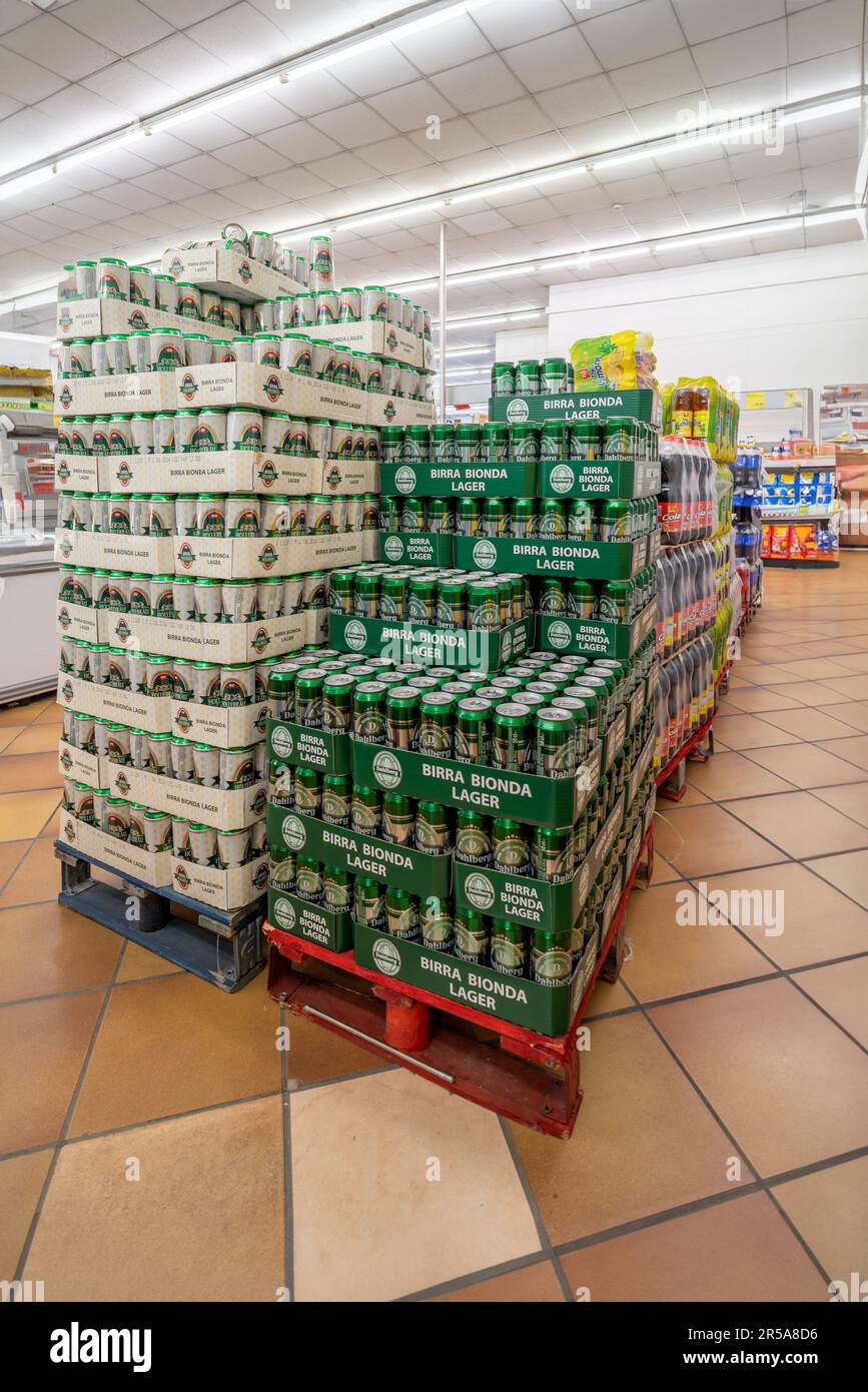 Fossano, Italia - 21 maggio 2023: Lattine di birra lager in scatole di cartone su pallet per la vendita in DISCOUNT INS del gruppo PAM Foto Stock