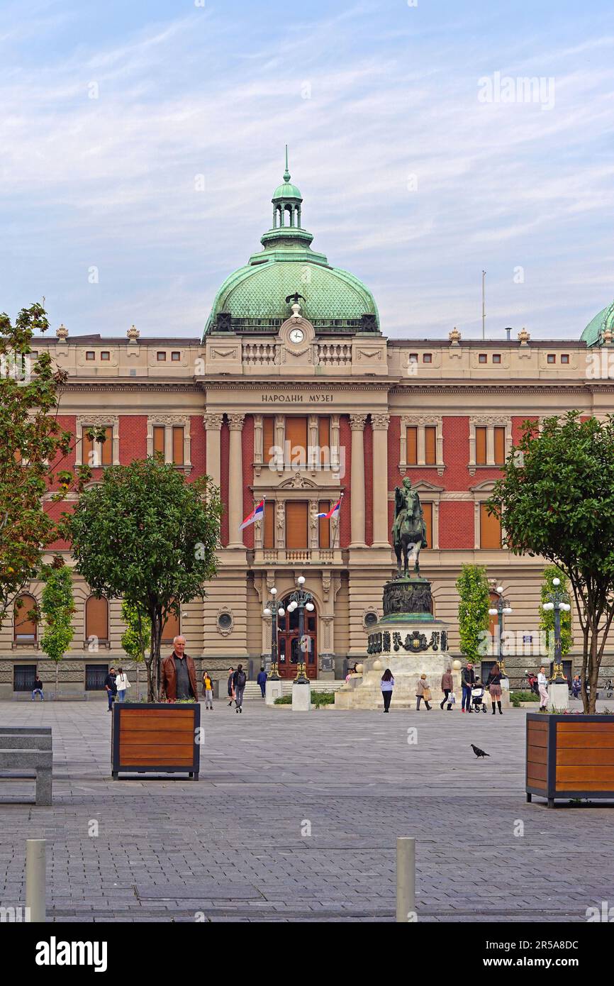 Belgrado, Serbia - 11 ottobre 2020: Edificio del museo nazionale e monumento punto di riferimento a Piazza della Repubblica capitale città autunno giorno. Foto Stock