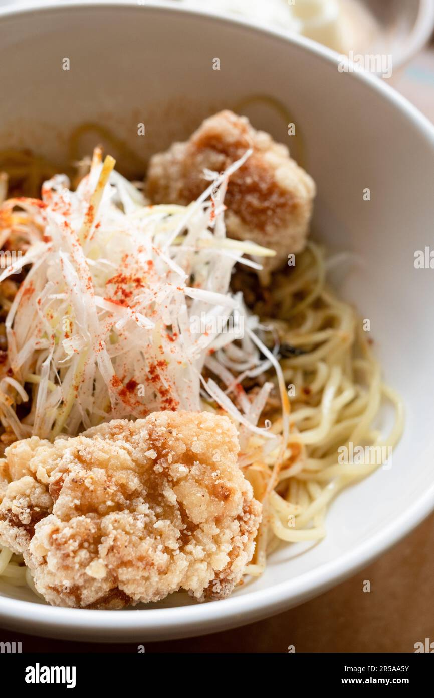 Karage di pollo con tagliatelle di soba, Tokyo, Giappone. Foto Stock