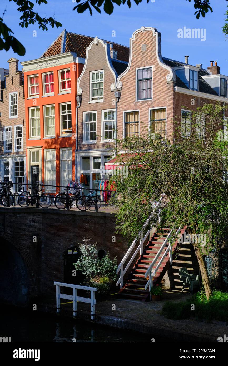 Utrecht, Paesi Bassi - 6 luglio 2022. Tradizionale casa a tre piani sul Oudegracht (canale Vecchio) nel centro della città. Gradini che conducono al canale. Foto Stock