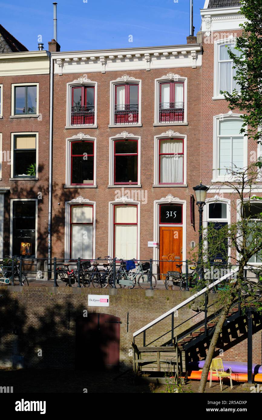 Utrecht, Paesi Bassi - 6 luglio 2022. Tradizionale casa a tre piani sul Oudegracht (canale Vecchio) nel centro della città. Estate con un chiaro Foto Stock