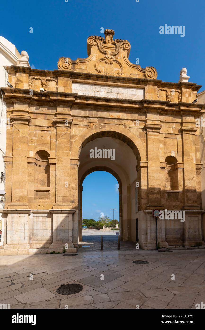 Porta nuova costruita nel 1790 in stile classico cinquecentesco, nella città siciliana Marsala, provincia di Trapani, Sicilia, Italia. Foto Stock